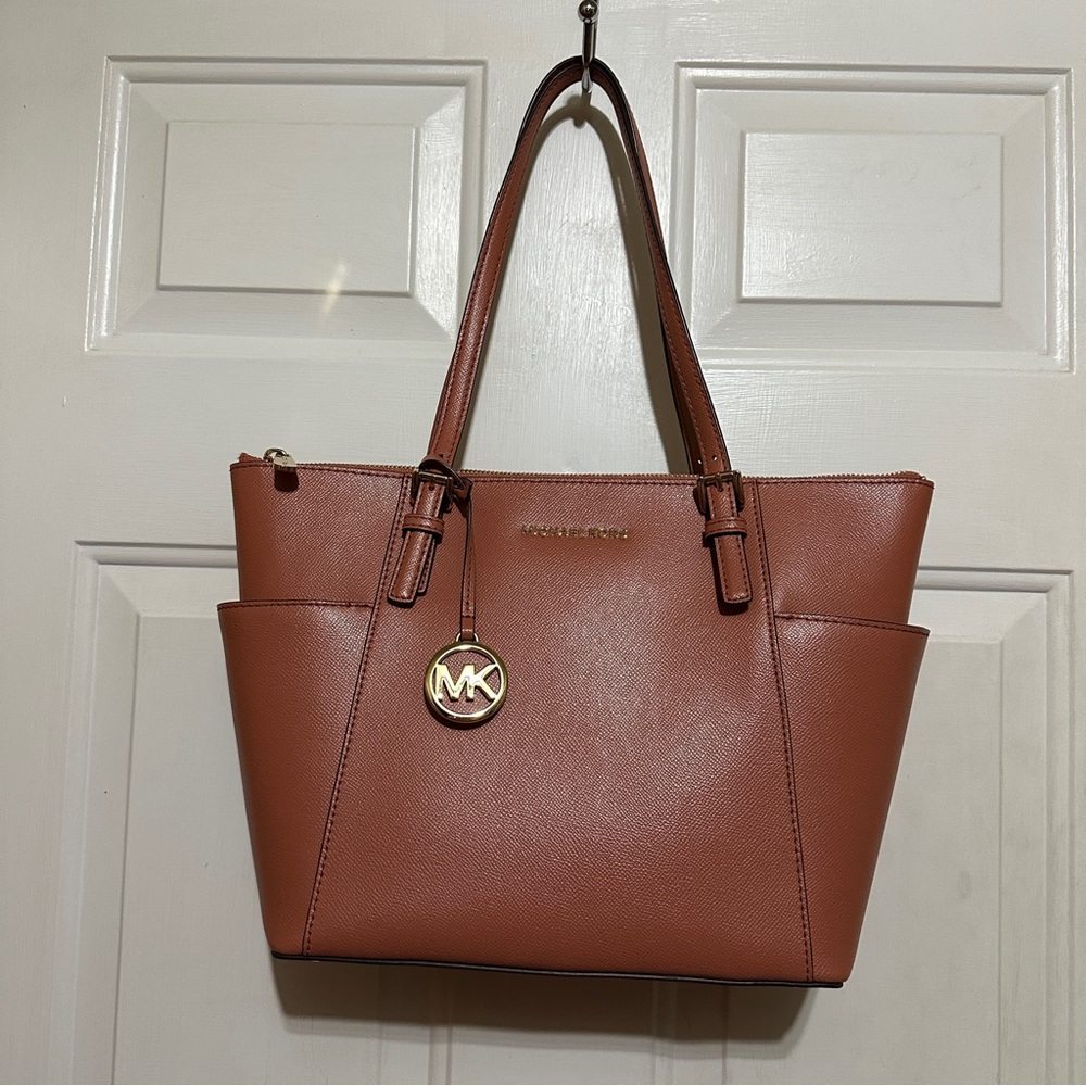 Michael Kors Jet Set East West Gold Tone Logo Charm Tote Bag Brown Leather  EUC‎